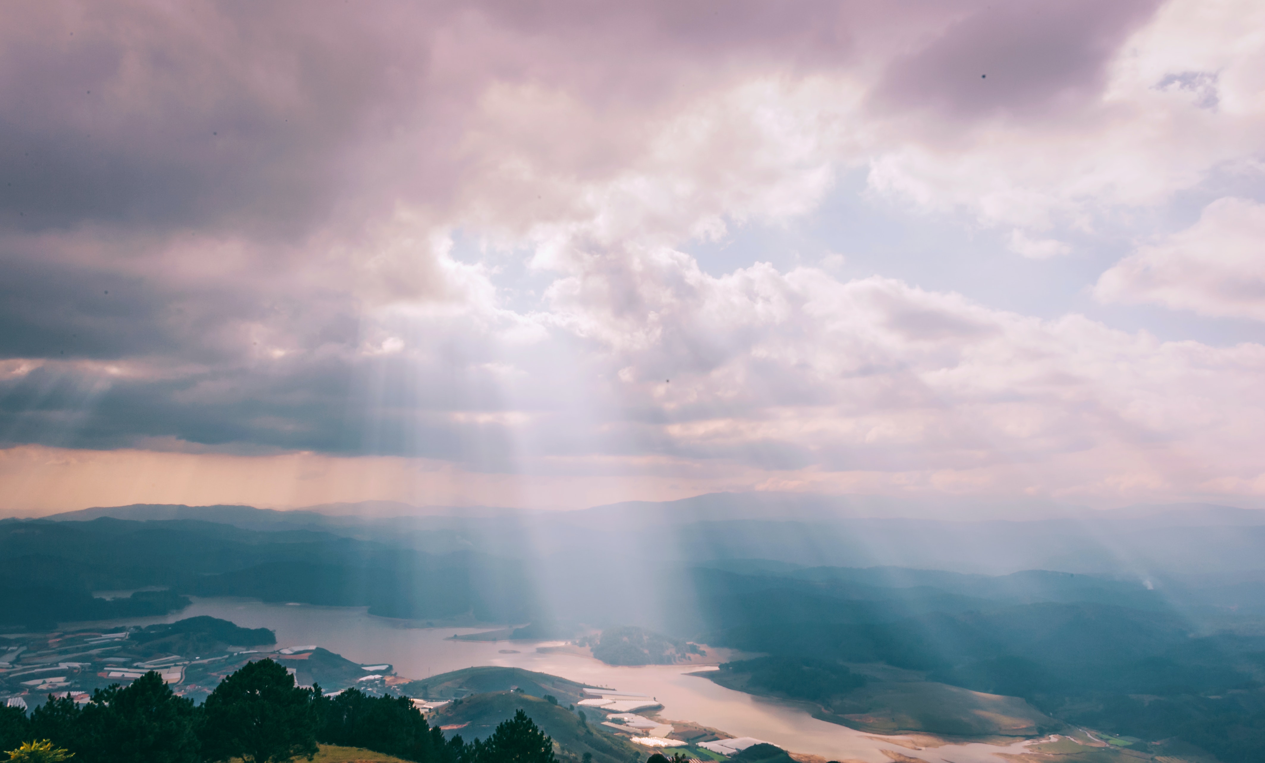 mountains-with-crepuscular-ray-1403550